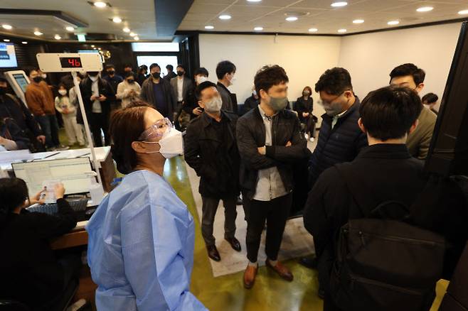 지난 18일 오전 서울 시내의 한 이비인후과에서 내원자들이 코로나19 전문가용 신속항원검사를 대기하고 있다. (사진=연합뉴스)