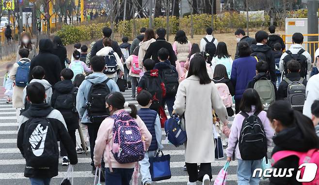 지난 14일 오전 경기 화성시의 한 초등학교 앞에서 아이들이 등교를 하는 모습. (사진은 기사 내용과 무관함) 2022.3.14/뉴스1 © News1 김영운 기자