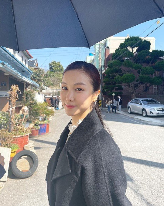 Kim Ok-bin posted an article called work on his instagram on the 21st.Kim Ok-bin, who is filming, is wearing an umbrella and enjoying the shade by avoiding the sunlight. She is beautiful while she can not believe her smile and age 36.On the other hand, Kim Ok-bin recently appeared in Park Chan-wooks short film Il Jang Chun-mong and will appear on Netflix original Love Daejeon.