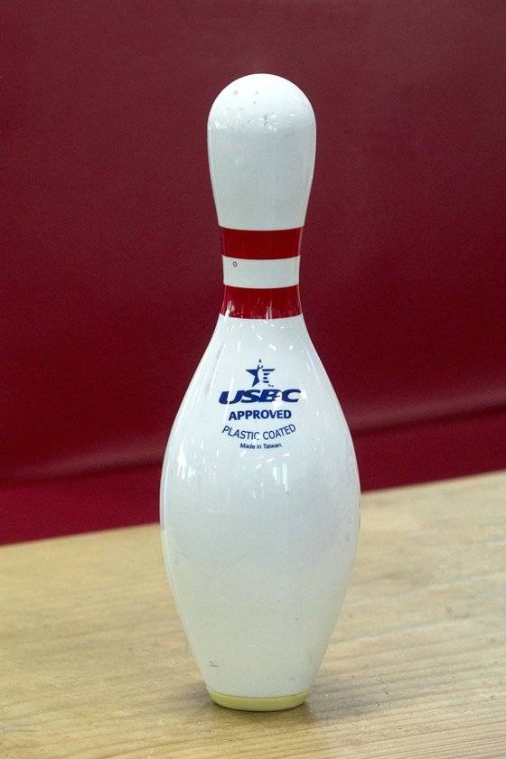 볼링핀은 높이 38cm(15인치), 몸통의 가장 굵은 부분의 지름 12cm(4.75인치), 무게는 1417~1644g 정도다.