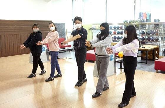 김용현 프로가 소중 학생기자단에게 투구 준비 자세인 어드레스와 초보자도 리듬감 있게 투구를 할 수 있는 4단계 스텝을 지도했다.