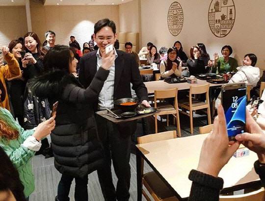 2019년 1월 이재용 삼성전자 부회장이 경기 수원 삼성전자 사업장 구내식당에서 점심을 먹은 뒤 직원의 사진 촬영 요청을 받고 있다. 이 사진은 삼성전자 직원이 SNS에 올린 것이다. [사진 출처 = 연합뉴스]