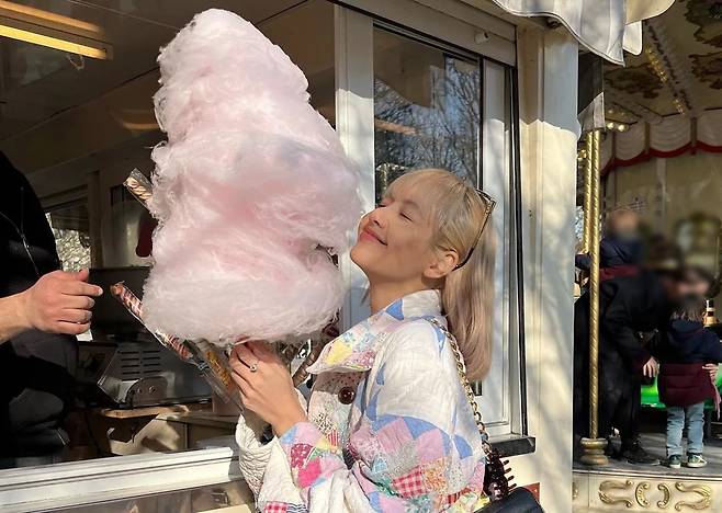 BLACKPINK (BLACKPINK) Lisa has emanated a lovely charm.Lisa posted several photos on her Instagram account on Monday, along with a Candy emoticon.Inside the picture is Lisa, who is enjoying herself buying a huge cotton candy on the street, and she shows off her lovely smile with a cotton candy that looks five times bigger than her face.Lisa showed off her fashionista side by flirting with a colorful Hwasa nubim jacket.Lisas smile like a girl gave fans a praise for Its so cute, Angel, and Its really pretty.Meanwhile, Lisa releases her first solo album LALISA limited edition Gold LP edition.It is produced in a limited quantity of 3,270 in line with Lisas birthday, March 27, and Lisa participated in the production and added meaning.