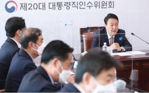 윤석열 대통령 당선인이 22일 오전 서울 종로구 통의동 대통령직 인수위원회 사무실에서 인수위 간사단 회의를 주재하고 있다. (사진=연합뉴스)