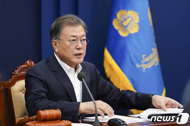 문재인 대통령이 지난 8일 청와대에서 열린 영상 국무회의에서 발언하고 있다.(청와대 제공) 2022.3.8/뉴스1 © News1 이광호 기자