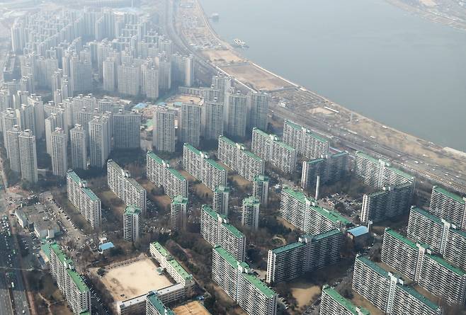 15일 서울 송파구 롯데월드타워 전망대 '서울스카이'에서 바라본 주변 아파트 단지. /연합뉴스