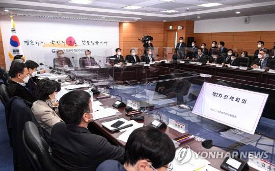 안철수 인수위원장이 지난 21일 오전 서울 종로구 통의동 인수위 사무실에서 열린 제20대 대통령직 인수위원회 제2차 전체회의에서 발언하고 있다. 연합뉴스