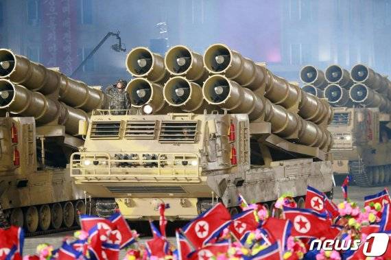 북한 노동당 기관지 노동신문은 10일 당 창건 75주년을 맞아 진행된 열병식 소식을 1~11면에 걸쳐 보도했다. 신문은 이날 열병식에서 공개된 신형 대륙간탄도미사일(ICBM)과 신형 잠수함발사탄도미사일(SLBM), 초대형방사포, 대구경조종방사포 등 여러 종류의 무기를 게재했다. 사진은 6연장 초대형 방사포로 추정되는 새로운 무기체계다. 사진=노동신문 캡처