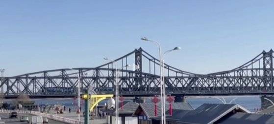 북한 화물열차가 지난 1월 16일 오전 압록강 북중우의교를 건너 중국 단둥으로 들어오는 모습. [웨이신 캡처]