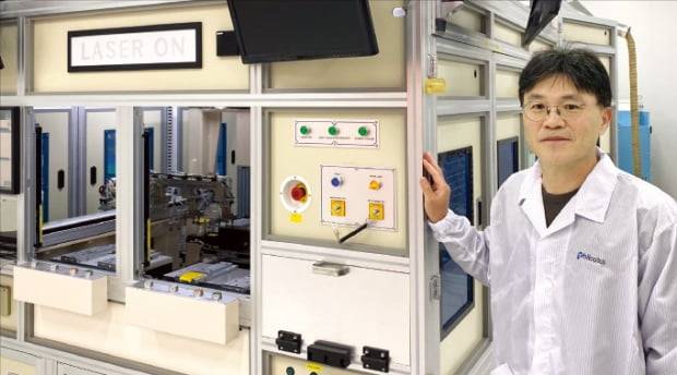 필옵틱스의 경기 오산 공장에서 한기수 대표가 레이저커팅 장비를 소개하고 있다. 필옵틱스 제공