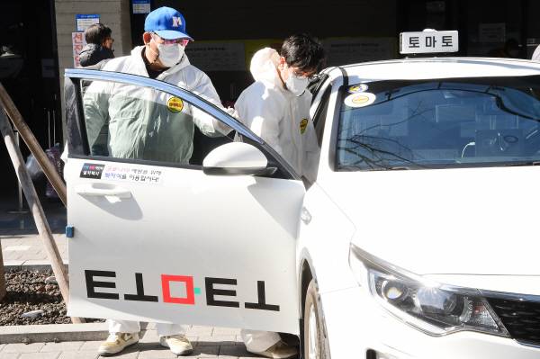 부산역에서 방역택시에 소독 등을 하고 있는 모습. 국제신문DB