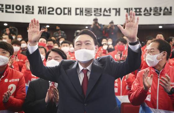 Yoon Suk-yeol of the main opposition People Power Party (PPP) cheers as he accepts his victory after winning Korea’s presidential election in the early morning on Thursday, at the National Assembly in Yeouido, western Seoul. [YONHAP]