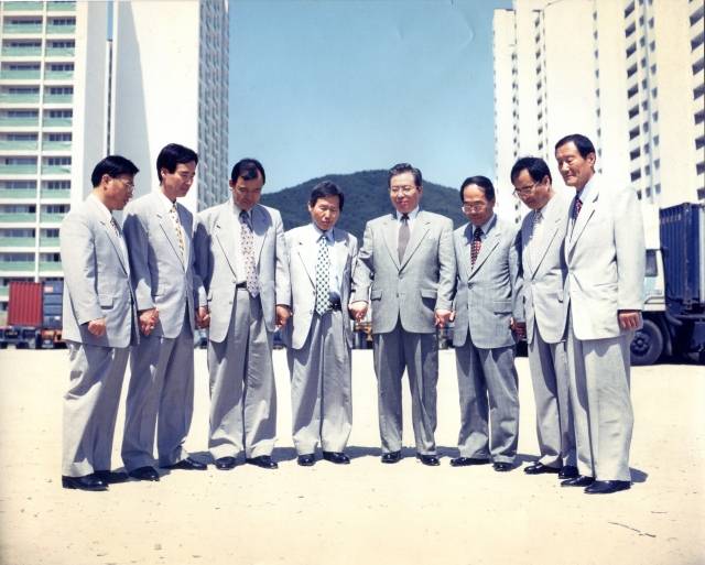 정필도 수영로교회 원로목사(왼쪽에서 다섯번째)가 1983년 현재 부산 해운대구 수영로교회 부지에서 장로들과 함께 부지 구입 감사 기도를 하고 있다.  지주가 100명인 부지였으나 큰 어려움 없이 매입했다고 한다. 수영로교회 제공