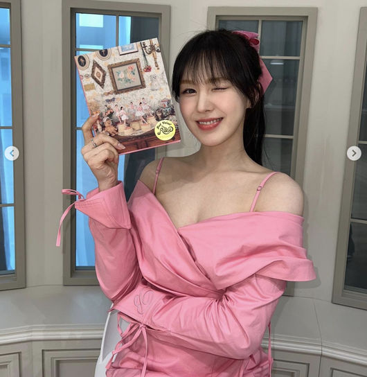 Group RED Velvet Wendy boasted a charming fashion.Wendy posted a photo on her SNS on Tuesday with an article entitled Feel My Rhythm.Wendy is wearing an off-shoulder and pink costume and a refreshing wink, with her adorable Wendys cute charm, which stands out after her comeback.RED Velvet, which Wendy belongs to, opened a showcase to commemorate the release of its new mini-album The Reve Festival 2022 - The Reve Festival 2022 - Feel My Rhythm, which was held online from 2 pm on the 21st.