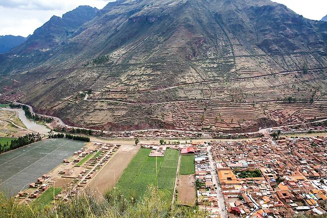 친체로 전망대에 오르면 친체로 마을뿐 아니라 우르밤바 강줄기까지 시원하게 조망이 된다.