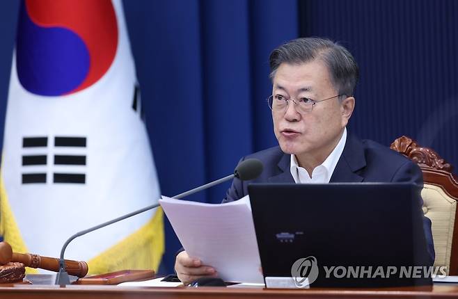 영상 국무회의 주재하는 문재인 대통령 (서울=연합뉴스) 안정원 기자 = 문재인 대통령이 22일 오전 청와대 여민관에서 열린 영상국무회의에서 발언하고 있다.  2022.3.22 jeong@yna.co.kr