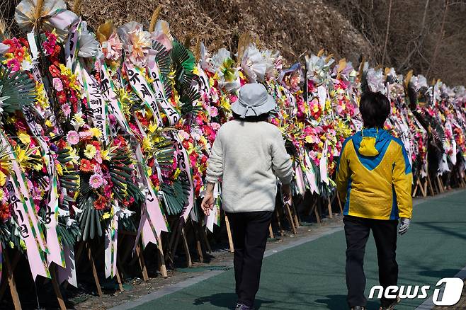 22일 박근혜 전 대통령이 특별사면 후 입원 중인 서울 강남구 삼성서울병원 정문 앞에 박 전 대통령의 쾌유를 기원하는 화환이 놓여 있다. 박 전 대통령 측 관계자는 21일 "박 전 대통령의 퇴원일이 22일 결정된다＂고 말했다. 박 전 대통령은 24~26일 퇴원할 것으로 알려졌다. 한편 박 전 대통령은 대구 달성군의 한 단독주택을 매입해 전입신고를 마친 상태다. 2022.3.22/뉴스1 © News1 유승관 기자