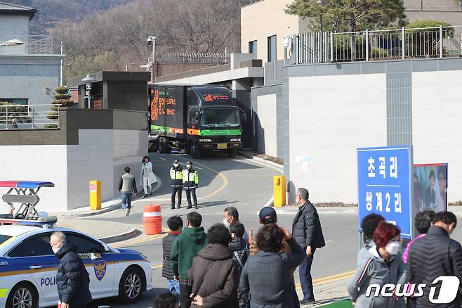 제20대 대통령선거를 하루 앞둔 8일 오후 대구 달성군 유가읍 쌍계리 박근혜 전 대통령 사저에 이삿짐이 들어간다는 소식에 시민들이 모이고 있다. 이날 오전부터 사저에 이삿짐이 들어가는 모습이 목격되면서 박 전 대통령 입주가 임박했다는 해석이 나오고 있다. 2022.3.8/뉴스1 © News1 공정식 기자