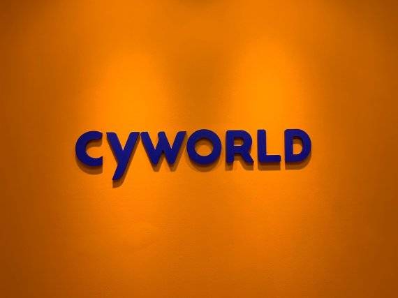 A가상자산 리브랜딩 가능성이 제기되는 등 무리한 '싸이월드 테마 가상자산 올라타기' 시도가 계속되며 가상자산 거래소의 리브랜딩 제도에 대해 문제점을 제기하는 목소리도 높아지고 있다. 싸이클럽도 빗썸에 상장돼 있던 가상자산 엠씨아이(MCI)가 지난해 6월 이름을 바꾸는 '리브랜딩'을 해 만들어진 가상자산이다./사진=뉴스1