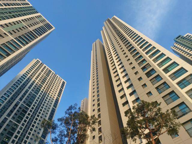 아파트 단지 일부에 앞 동의 그늘이 드리워져 있다. 서현정 기자