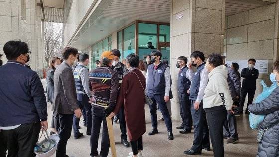 지난 16일 신규 선정 관리업체가 타워팰리스 1차 아파트 생활지원센터 앞에서 업무 인수인계를 요구하자 기존 관리업체 직원들이 막아서고 있다. 경찰이 출동하고 나서야 대치가 끝났다.  조강수 기자