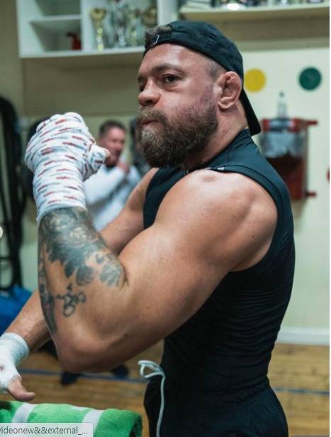 코너 맥그리거의 근육질 몸매 [맥그리거 인스타그램 스토리 캡처]