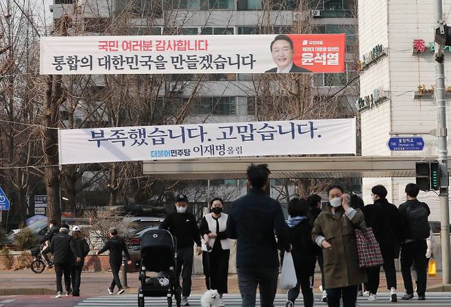 윤석열 제20대 대통령 당선인의 재건축 규제 완화 공약에 재건축 추진 단지들의 기대감이 커지고 있다. 윤 당선인은 서울을 포함한 도심에 재건축·재개발·리모델링 등의 규제 완화 및 준공 30년이 넘은 노후 공동주택에 대해 정밀안전진단 면제 추진 공약을 제시했다. 사진은 11일 도시계획위원회 심의를 7년 만에 통과한 서울 송파구 잠실 주공아파트 5단지 모습. [사진 = 박형기 기자]