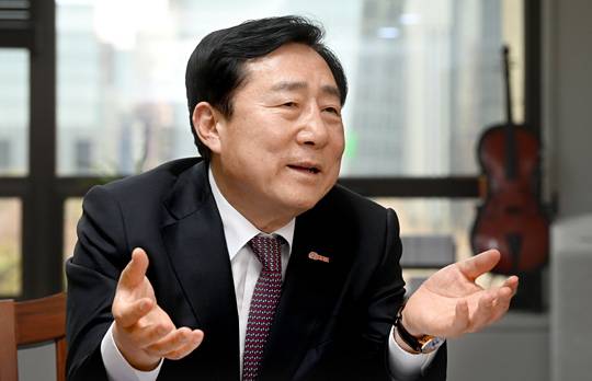 김기문 중소기업중앙회장은 문화일보와의 인터뷰에서 “중소기업 현실을 외면하고 노동계 중심의 경제정책을 지속하면 ‘절름발이 선진국’으로 전락할 수 있다”며 규제 개혁의 필요성을 강조했다.   신창섭 기자