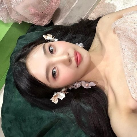 Girl Group Red Velvet member Joy (real name Park Soo-young and 26) proved the goddess beauty.Red Velvet Joy posted several photos on Instagram on Sunday, leaving emoticons such as The; it appears to be the time of the Red Velvet Shinbo photo shoot.Joy, in a light pink off-shoulder dress, smiles brightly against the backdrop of a bushy set.Joys unique bright charm is full of faces in a photo of her looking up at the camera with her hands together.In particular, Joys perfect beauty and elegant clavicle line, which are not disturbed in the pictures taken on the floor, steals attention.Red Velvet recently made his comeback with the new song Feel My Rhythm.Meanwhile, Joy is in love with singer Crush (real name Shin Hyo-seop and 30); officially admitted to dating in August last year.