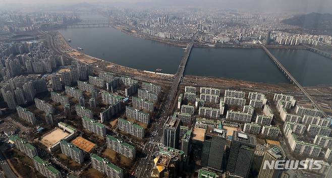 [서울=뉴시스] 홍효식 기자 = 2022년도 공동주택 공시가격 상승률과 함께 보유세 부담 완화 방안 발표를 하루 앞둔 22일 서울 송파구 롯데월드타워 서울스카이에서 바라본 도심 아파트 모습이 보이고 있다. 2022.03.22. yesphoto@newsis.com