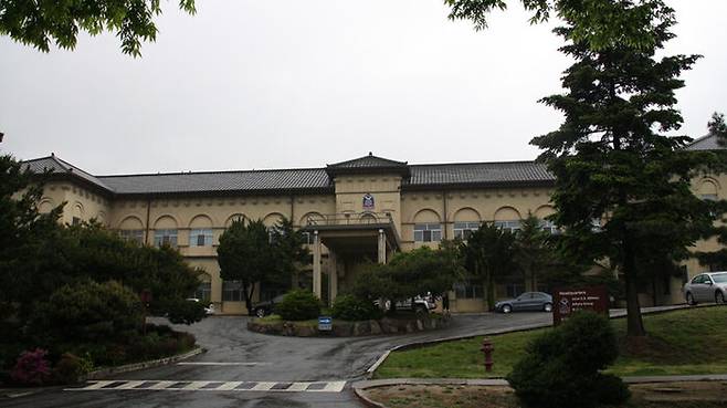 용산 기지 메인 포스트의 구 연합사령부 건물. 지하 벙커가 설치돼 있다.