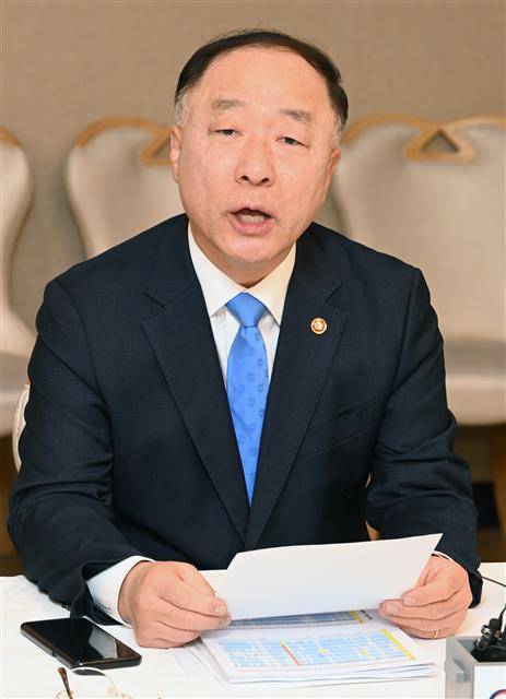 홍남기 경제부총리 겸 기획재정부 장관이 23일 오전 서울 종로구 정부서울청사에서 열린 제40차 부동산시장 점검 관계장관회의에서 발언을 하고 있다. 2022.3.23 뉴스1