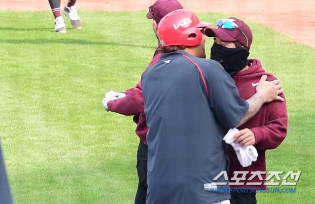 KIA 최형우가 24일 시범경기를 앞두고 키움 이용규를 포옹으로 반기고  있다.