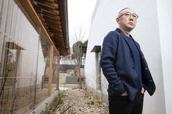 지난해 11월 아모레퍼시픽이 서울 종로구 북촌에 설화수 플래그십 스토어와 오설록 티하우스 북촌점을 열었다. 1930년대 한옥과 1960년대 양옥이 있던 이곳을 재탄생 시킨 건축가 최욱 원오원 아키텍스 대표가 18일 중앙일보와 만났다. 최욱 대표가 과거와 현재 사이에 서 있다. 김현동 기자