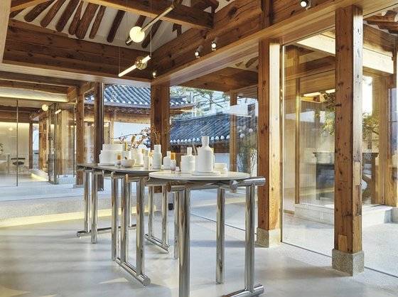한옥의 본질인 바닥과 지붕의 미감을 살리되, 기둥과 기둥 사이의 벽을 유리로 마감해 개방감을 더했다. [사진 김잔듸]
