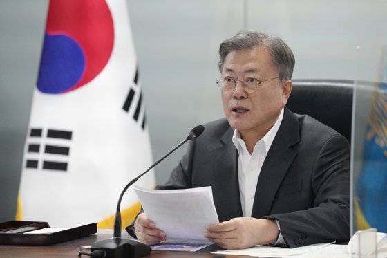 북한이 대륙간 탄도미사일을 발사한 24일 문재인 대통령은 긴급 국가안전보장회의를 주재하고 북한에 대한 규탄 입장을 밝혔다. [뉴스1]