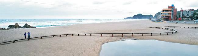 삼척 맹방의 덕봉산 해안생태산책로. 덕봉산으로 이어진 백사장에 놓은 나무다리가 사진촬영의 명소가 됐다.