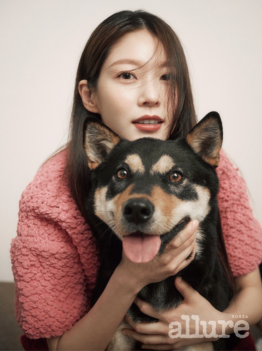 A picture of Actor Gong Seung-yeon and his companion dogs was released.Actor Gong Seung-yeon, who One the Rookie of the Year award at the 42nd Blue Dragon Film Awards last year and has been attracting attention as a steady growth, has released a picture of his dog Tan, peanuts and a temporary protected organic dog Yuki through fashion lifestyle magazine Allure Korea.In the photo, there was a picture of Gong Seung-yeon, who is holding a happy smile with his family dogs.First, I saw a black and white picture holding Yuki, but even though the time was not long, the two sympathetic feelings gave me a pleasant energy.In the cut with Tan and peanut, the lovely visuals unique to Gong Seung Yeon and the happy expressions of the dogs harmonized and created a high-quality picture.Above all, Gong Seung-yeon played with his dog during the filming process, and in the filming, he showed a professional aspect leading to a pleasant scene atmosphere with a clear smile.Moreover, as I continued shooting in an unfamiliar space, I was careful for my dog and continued to communicate with the audience.In an interview with the pictorial, I was able to feel the serious attitude of Gong Seung-yeon about the dog. I was interested in organic dogs while raising a dog.There was an entertainer volunteer group, and I went to an accidental opportunity and said, I want to continue to work hard at the shelter, I want to help the shelter chiefs who care for dogs.I think I should make a lot of money because I want to be helpful, he said.I still donate a little bit of income every month for dogs, and I think that if I want to protect these children, I will have to earn a little more money, and if something happens, I will have enough economic power to support them. In addition, regarding Yuki, who is temporarily protected, I think that I am just one of those hearts to meet a family that can receive a lot of love.I hope that many people will look at Yuki because of the picture today, and I hope that Yuki will have a good family. On the other hand, this picture uses eco-friendly paper containing 20% of recycled pulp in the special issue of Green, which is presented by Allure Korea every April.The interview with the pictures of Gong Seung Yeon can be found in the April issue of Allure Korea.