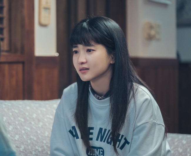 Kim Tae-ri and Ji Yeon Kim (Bona) give a clunky impression with the true warm-up two-shot of young people who are hard-working.TVN Toil Drama Twenty Five Twinty One (playplayed by Kwon Do-eun/directed by Jung Ji-hyun and produced by Kim Seung-ho/produced Hwa-dam Pictures) is a drama depicting the wandering and growth of youths who were deprived of their dreams in the 1998 era.In the TV drama topical category released by Good Data Corporation, TV subjectivity analysis agency, Nam Joo-hyuk and Kim Tae-ri ranked first and second in the drama cast topical category, followed by the CPI Powered by RACOI for the third consecutive week, and the hot response and sympathy of the anbang theater. Im making you feel better.Kim Tae-ri plays Na Hee-do, a national fencing national team that rushes toward dreams with strong positive energy, and Ji Yeon Kim (Bona) plays Yu Rim, who is doing his best to fencing to protect Family in difficult family situations.In the last broadcast, Na Hee-do (Kim Tae-ri) took the CSAT by Choices for college entrance, while the high Yu Rim (Ji Yeon Kim) predicted the future of life to be changed by Choices as a fencing unemployment team.Above all, Kim Tae-ri and Ji Yeon Kim (Bona) are now drawing attention with their warm-hearted two-shot, which is a close friend.In the play, Na Hee-do and Yu Rim face the scars of their wrists and take a cross pose.Na Hee-do, who lay down on the knee of Yu Rim, looks serious, and Yu Rim touches Na Hee-dos head and has a meaningful conversation.After that, I came to Naheedos house and grabbed Yu Rim, who was crying, and Naheedo was caught.Naheedo - who was building a hard friendship by telling all the inside - I wonder why Yu Rim embraced in the heat.In addition, Kim Tae-ri and Ji Yeon Kim (Bona) prepared for the filming of the scene of Friendships Certificate Cross, and delivered happiness energy to the scene with a smile that was always bright.The two men, who were working on the filming with consideration of each other from the scene of laying down on their legs to the scene of their wrists, gave a stretch of jokes and gave off a unique best chemi.In addition, in the scene of Tears Feng Feng Hug, the eyes and gestures that look at each other without any ambassadors properly express the sentiment line of friendship and make the scene eat.The two men, who monitored the scene together and discussed it carefully, naturally focused on bringing out their emotions and completed the scene where the sadness melted.