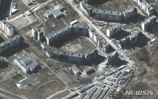 [마리우폴=AP/뉴시스] 막사 테크놀로지가 제공한 위성 사진에 22일(현지시간) 우크라이나 마리우폴의 아파트 단지가 러시아 포격으로 파괴돼 있다. 2022.03.23.
