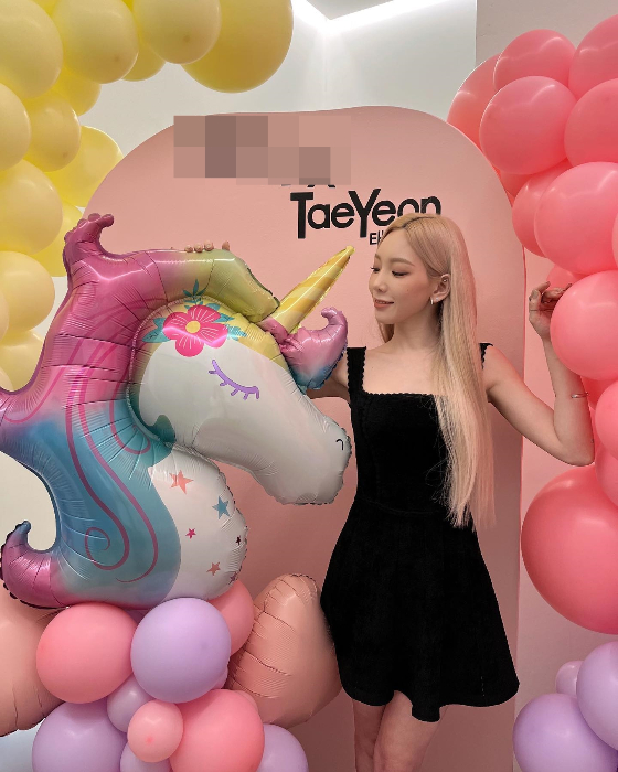 Taeyeon posted several photos on her Instagram account on Monday.The photo shows a cake received from a brand.In the photo, Taeyeon is wearing a black mini dress, with long blonde straight hair making her beauty even more prominent, especially a fairy-like visual in Fairytale.Meanwhile, Taeyeon released INVU on February 14th, and will appear as a grand master on Mnet Queendom 2, which will be broadcast on the 31st.