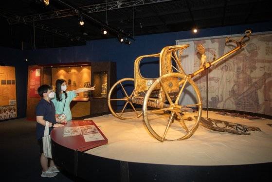 투탕카멘 무덤에서 나온 전차. [중앙포토]