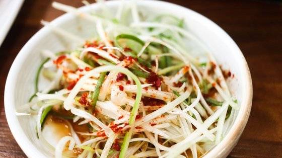 파채와 숙주 또는 콩나물을 섞어 새콤달콤 맛있는 겉절이를 만들어 먹을 수 있다. 사진 pixabay