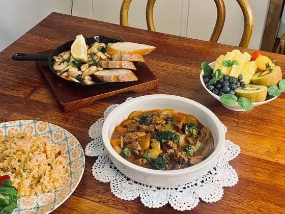 밀키트라 조리가 간단한데 파인 다이닝처럼 근사한 맛이 나는 비프스튜(사진 가운데)와 사이드 디시로 차린 홈 다이닝.