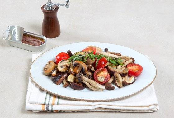 제철에만 맛볼 수 있는 재료로 계절의 맛을 담아낸다. 사진은 가을 버섯을 넣은 안초비 버섯볶음. 사진 송미성.