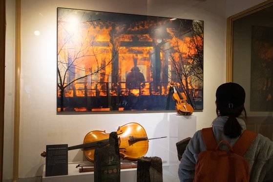 낙산사 의상기념관에서는 참담했던 산불 피해의 역사를 볼 수 있다. 원통보전 대들보를 활용해 첼로와 바이올린을 만들어 전시한 모습.