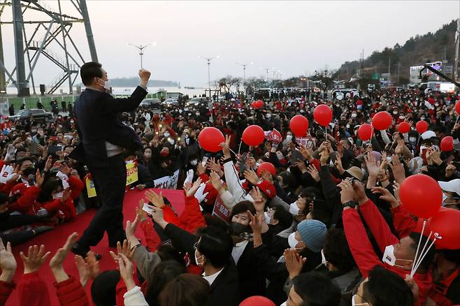 윤석열 대통령 당선인이 지난 3일 오후 경남 사천시 삼천포대교공원 인근 유세 현장에서 지지를 호소하고 있다. [연합]