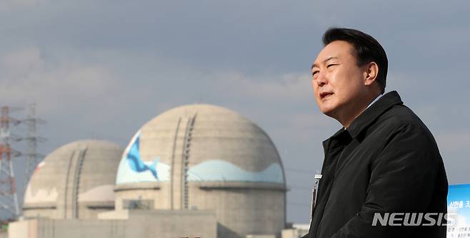 [울진=뉴시스] 전신 기자 = 윤석열 대통령 당선인이 후보 시절인 2021년 12월 29일 경북 울진 신한울 3·4호기 건설현장을 방문한 당시의 모습. 2021.12.29. photo1006@newsis.com