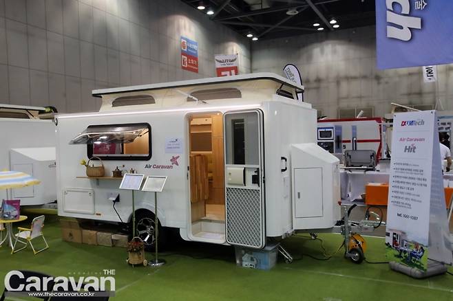 지하 주차장 출입이 가능하도록 루프의 팝업 구조가 특징이다