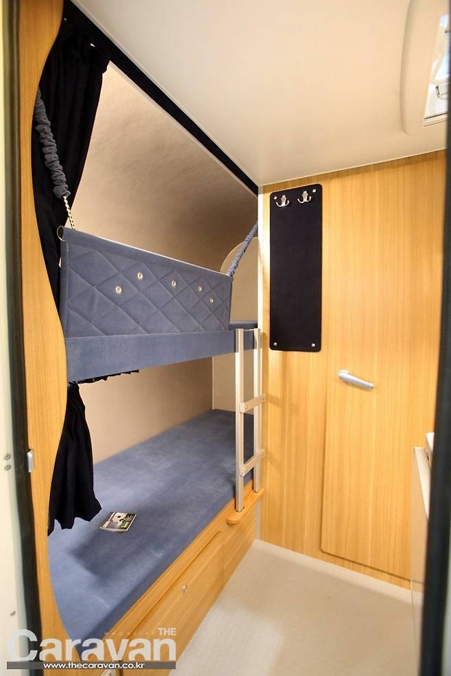 300급 모델에서 후면부 이층침대 구성은 공간 활용면에서 최고의 묘수이다